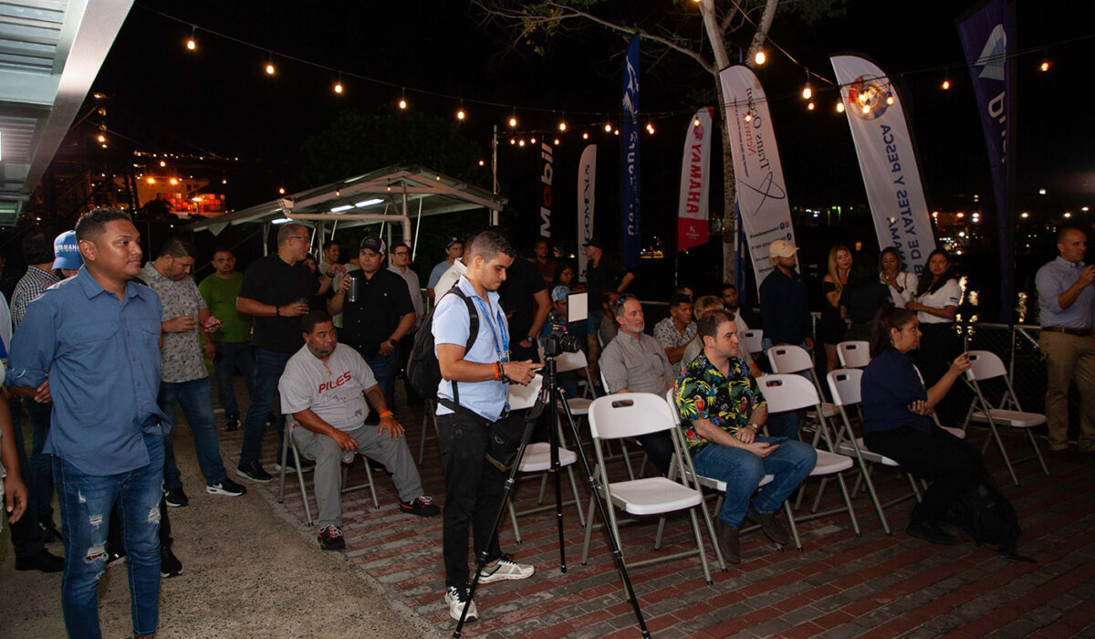 conferencia de prensa del Torneo Abierto de Diablo Spinning Club